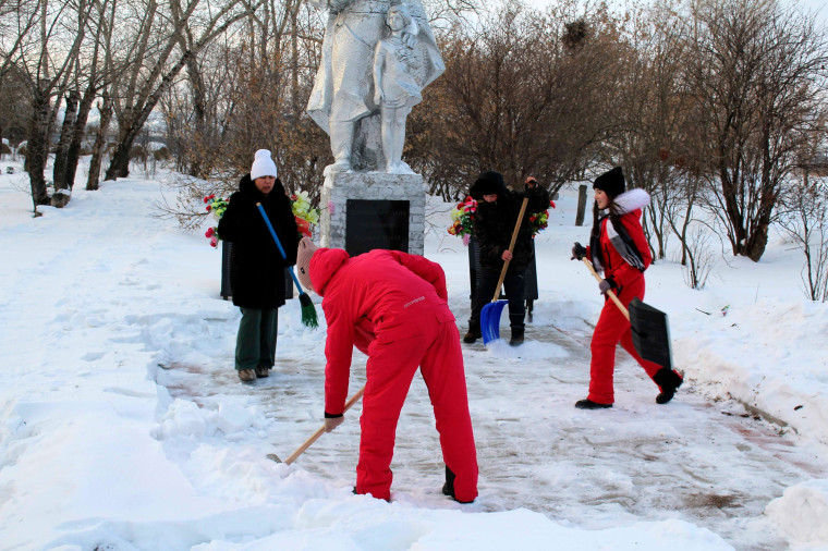 Акция по благоустройству памятника воинам - землякам погибшим в годы Великой Отечественной войны.